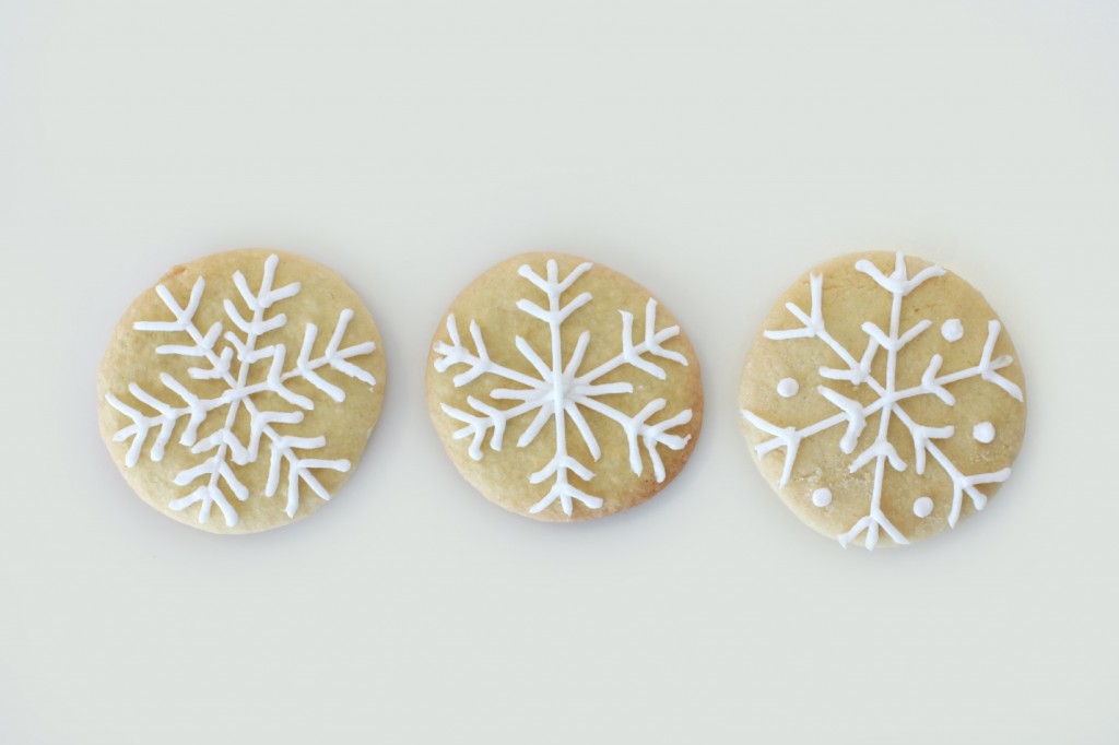 Learn how to make a these snowflake Christmas cookies that are sure to impress your family! Snowflake Christmas cookies